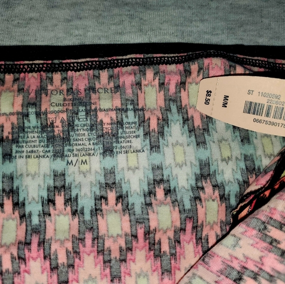 3 panty bundled Victoria's secret size med and lg - Picture 8 of 13